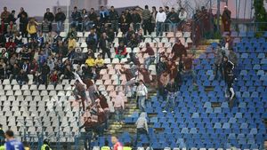 Fanii "câinilor" și oltenii, la un pas de bătaie!** Scandările anti-Mititelu au calmat spiritele