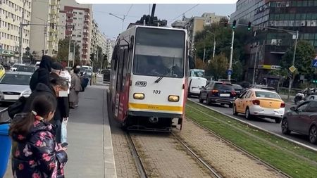 Milionarul român merge cu tramvaiul 5 în București: „Șofer personal. Împărțit cu 40+ pasageri”