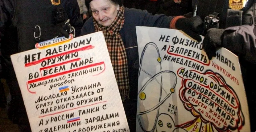 O femeia în vârstă de 77 de ani a fost arestată, în timpul unui protest față de războiul din Ucraina