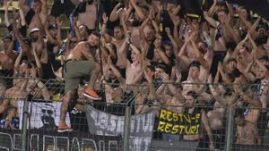 Bombă în Bănie! Fanii FCU au „capturat” trofeul oficial al Superligii, pe care rivala din Craiova ar putea să-l câştige diseară!