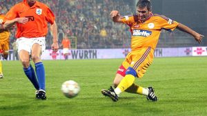 "Generația de Aur" se pune în mișcare în scop caritabil. Hagi, Belo și Sabău joacă fotbal pentru juniorul de la CSMS Iași cu probleme grave de sănătate