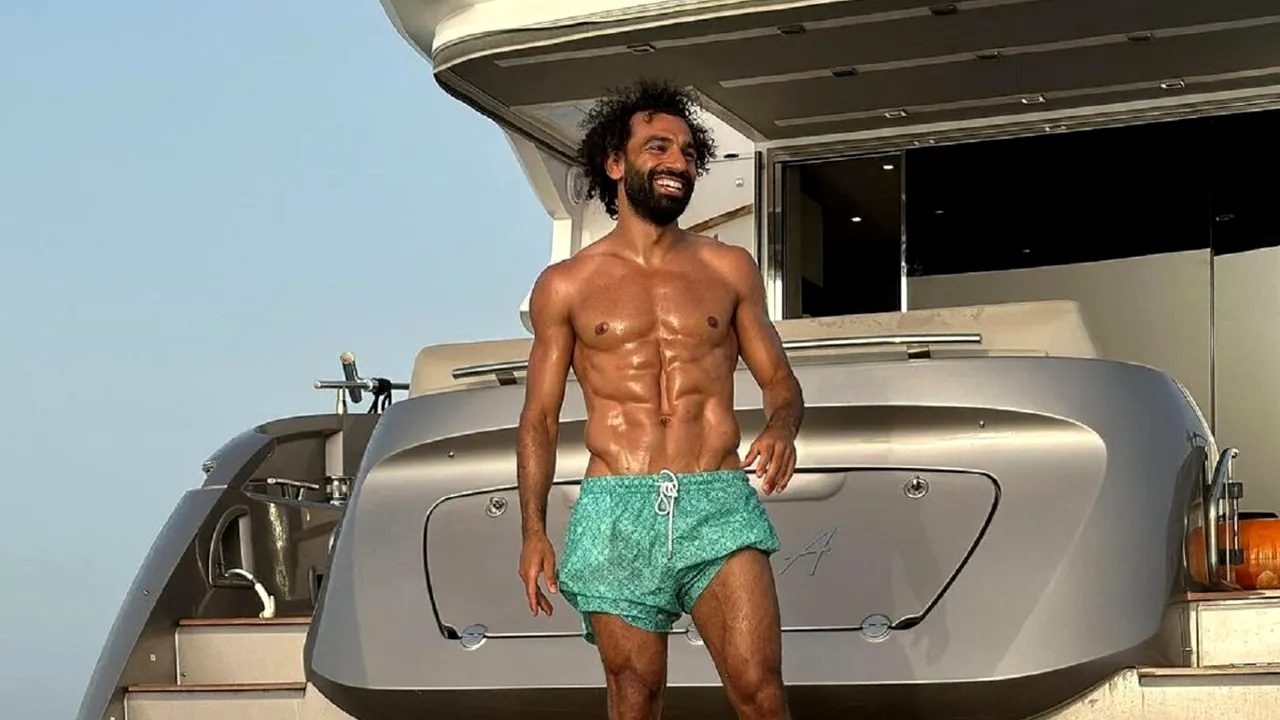 Mohamed Salah profită din plin de vacanță și și-a afișat fizicul la bordul unui iaht! Cum au râs e el colegii de la Liverpool