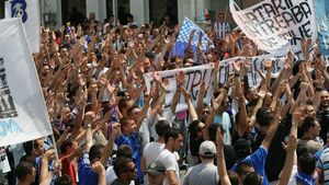 FOTO Fani din Alba-Iulia au venit la mitingul anti-Mititelu** din Craiova! "Ai distrus o legendă!"