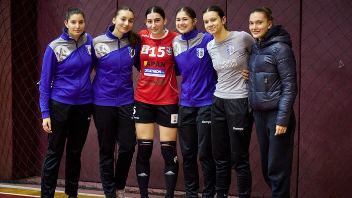 Noua vedetă a celor de la Dunărea Brăila este o puștoaică are doar 17 ani, Mihaela Mihai! Este produsul celor de la CSM București, a dat șase goluri la debutul în Liga Florilor