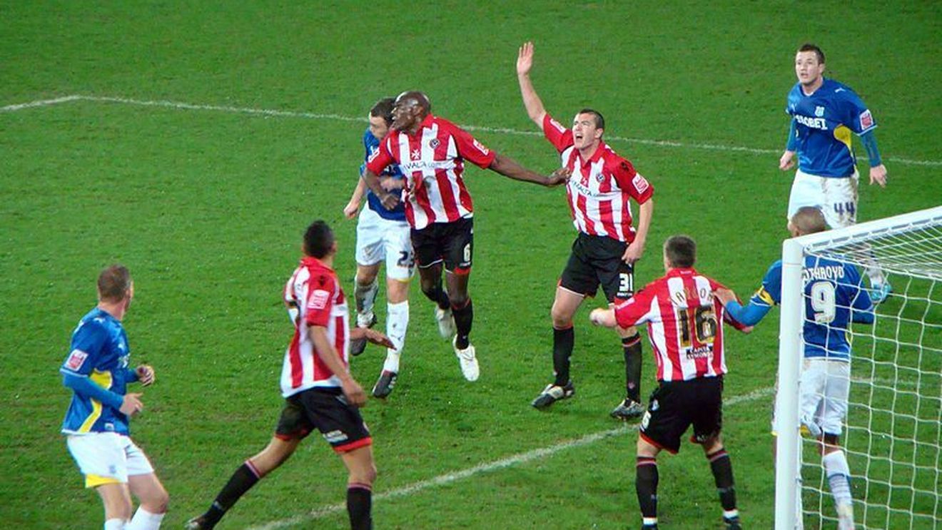 Peste 100 de ani de istorie, ȘTERȘI cu buretele!** Cum schimbă banii o echipă de tradiție din Marea Britanie