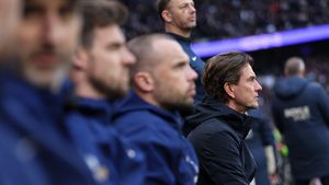 Parcă e blestemat pentru că nu-l folosește deloc pe Radu Drăgușin! Managerul lui Tottenham, un nou eșec acasă și e ca și demis