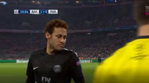VIDEO | Neymar, "bombardat" cu suluri de bancnote aruncate de fanii lui Bayern. Cum a reacționat brazilianul