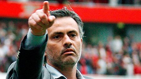 10 contra Mutu** 7. L-a amenințat pe Mourinho că va vedea el cine e Mutu