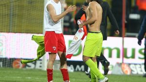 "Am auzit că Alexe a mers cu tricoul lui Toja** la galeria lui Dinamo pentru a-i da foc!"