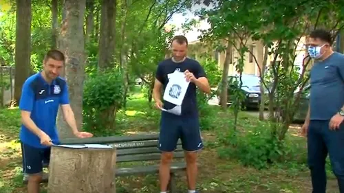 Andrei Cristea și Cosmin Frăsinescu și-au prelungit contractele cu Poli Iași! Cei doi au semnat în aer liber pe o buturugă