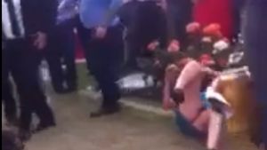 VIDEO Noua specie de huligani:** fustă mini, dar creierul la fel de plin de alcool! O fată sexy a făcut ravagii la o cursă de cai din Australia