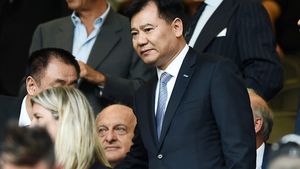 Cosmin Olăroiu, felicitat de patronul miliardar al Jiangsu Suning la cina de final de sezon