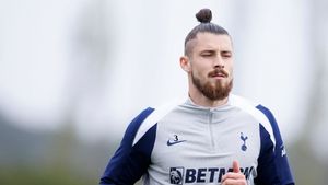 Va fi din ce în ce mai greu pentru Radu Drăguşin la Tottenham: „El va fi mai bun decât Romero"