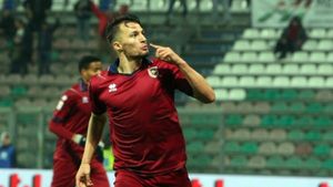 Surpriza anului vine de la Contra! Selecționerul vrea să aducă la națională un fundaș care nu a jucat niciodată în România. Unde impresionează omul ochit de "Guriță"