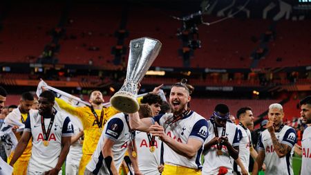 Imagini fabuloase cu Radu Drăgușin și colegii săi după câștigarea trofeului Europa League! Au petrecut până dimineață