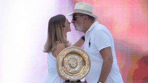 Simona Halep nu a primit cadoul de nuntă dorit de la Ion Țiriac și Ilie Năstase: „Observ că bărbații se lasă mai greu!" Replica lui „Nasty"