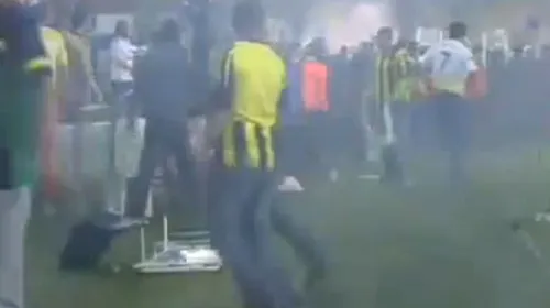 VIDEO** Imagini din INFERN! Galatasaray a câștigat titlul pe terenul lui Fener, fanii n-au acceptat umilința și au dezmembrat stadionul