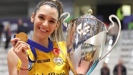 Alexia Căruțașu a luat Liga Campionilor la volei feminin cu Vakif Istanbul! „Am puține legături cu România, tata vine la Istanbul cu multe bunătăți. Mâncarea noastră rămâne cea mai bună" | EXCLUSIV