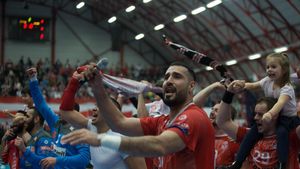 Dinamo a ajuns din nou pe prima pagină în Liga Campionilor! Trupa din Ștefan cel Mare își strigă însă neputința azi, fiind forțată de federație să scadă nivelul, în lipsa unor opțiuni realiste