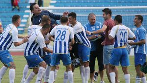 Marius Lăcătuș, îndemnat de Cătălin Moroșanu să-și toarne apă cu gheață în cap: "Accept provocarea"