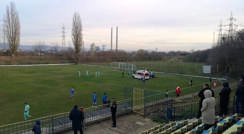 VIDEO | Momente de panică în Liga 3! Un fotbalist s-a lovit cu capul de bordură și a fost transportat la spital