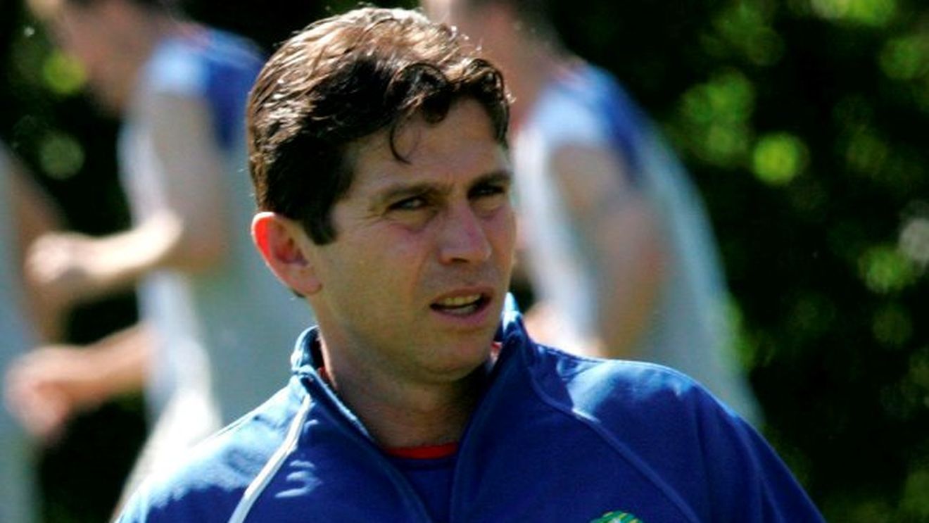 Frank Farina a fost concediat de la Brisbane Roar pentru că a fost prins beat la volan!