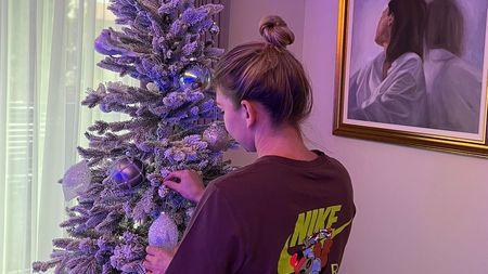 Simona Halep, așa cum nu ai mai văzut-o niciodată! A împodobit bradul de Crăciun în două zile | FOTO