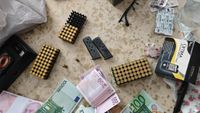 Poliția a găsit aproape 1.000.000 de euro, bijuterii și aur acasă la liderul galeriei. E acuzat că vindea bilete „la negru”
