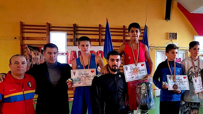 Gest de mare campion. Mihai Leu le-a făcut cadou mănuși personalizate medaliaților cu aur de la Naționalele de box pentru cadeți