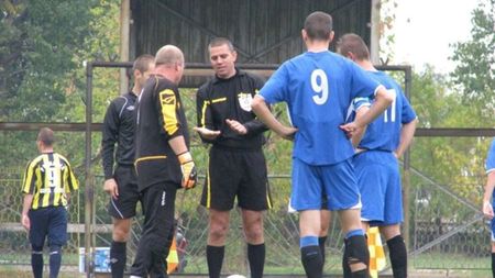 Un arbitru român, exclus din activitate după o gafă uriașă! Ce a uitat să treacă în raportul de joc