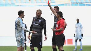 Antrenorul Craiovei, siderat de arbitrajul plin de greșeli al lui Andrei Țiții din meciul cu ASU Poli: ”Am mai jucat fotbal, am mai antrenat în anumite locuri, dar așa ceva nu am mai văzut niciodată!”