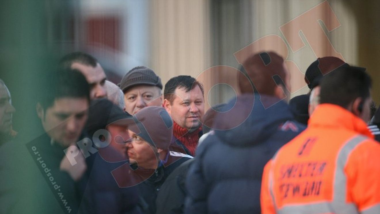 Aproximativ 30 de fani l-au luat la întrebări pe Meme Stoica, **la antrenamentul de astăzi