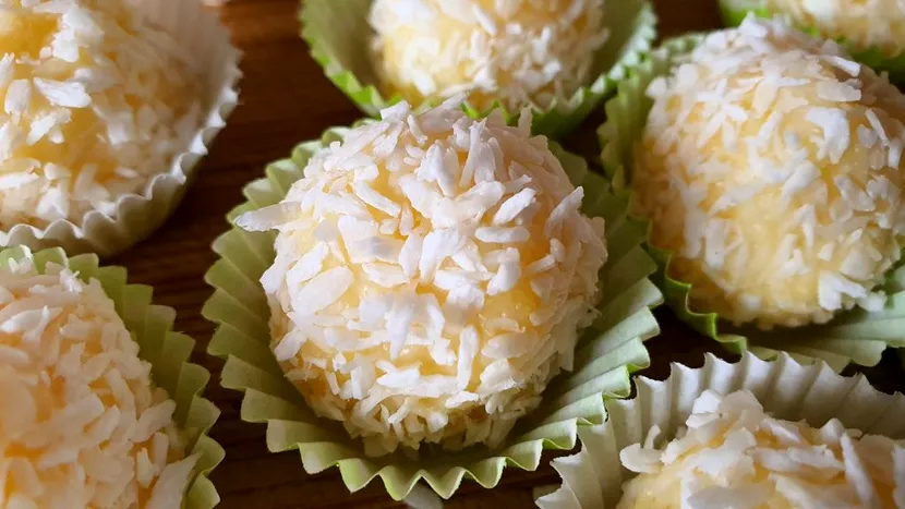 Bomboane Raffaello de casă. Rețetă rapidă pentru desert