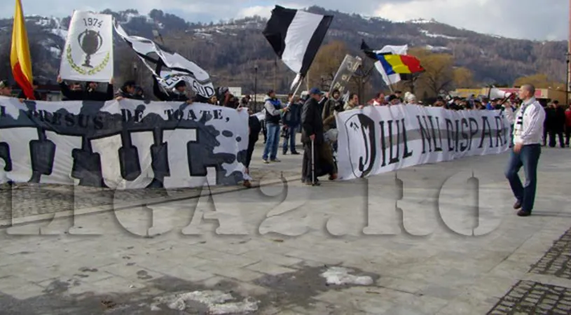 Au cântat și au mărșăluit în Petroșani!** Peste 500 de fani ai Jiului au participat la miting
