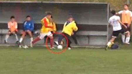Kung-Fu COACH!** ITALIA, scena unei faze cum nu s-a mai văzut: antrenorul a "secerat" un adversar pentru a-l opri din drumul spre gol. VIDEO: Ce a urmat!:)