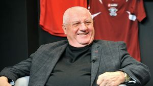 Dumitru Dragomir sare în apărarea lui Valentin Lazăr, după ce fotbalistul a aruncat cu două perechi de chiloți în Ovidiu Burcă: „E ingenios! E genial. Cum să-l dai afară pentru asta?”