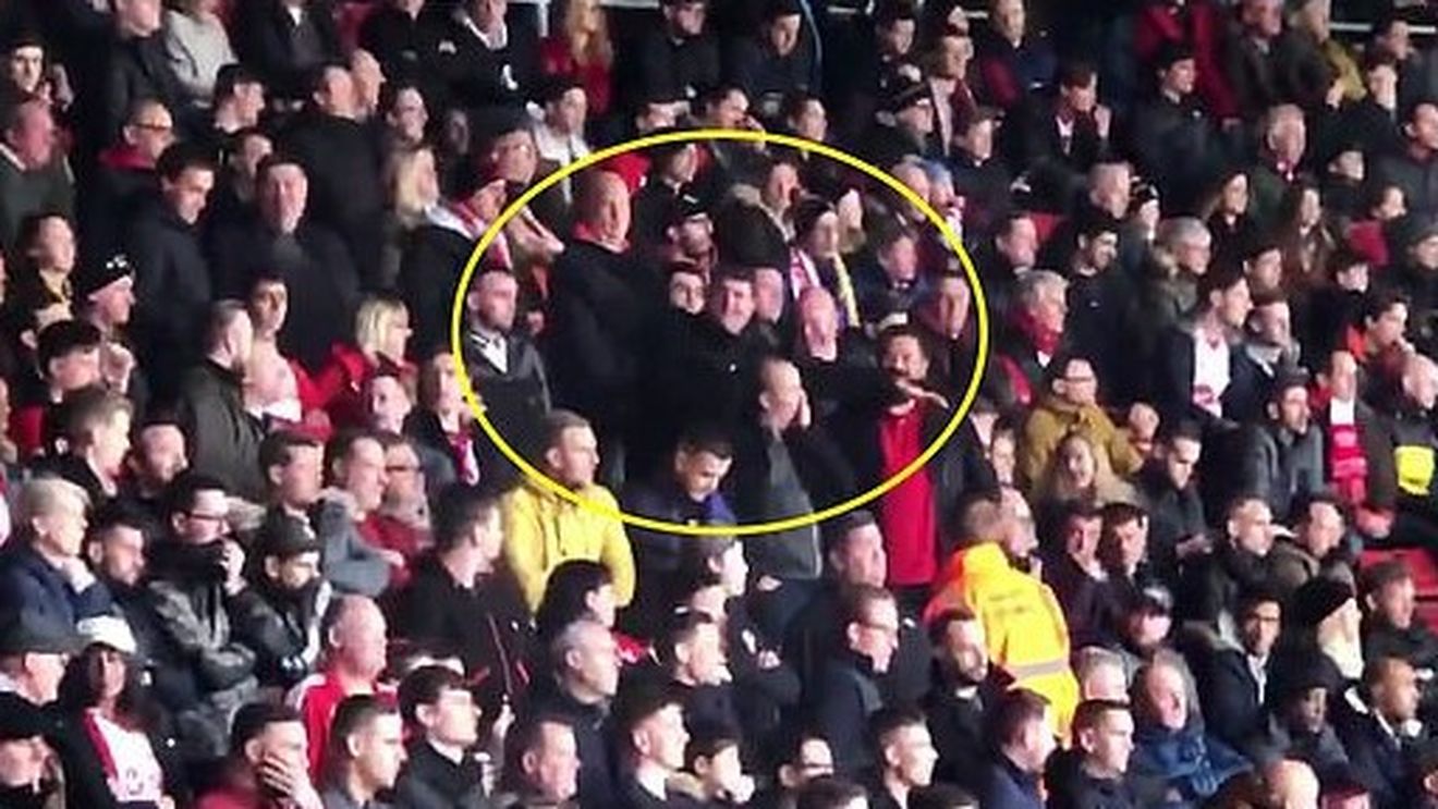 VIDEO și FOTO | Momente revoltătoare! Doi fani ai lui Southampton au întrecut orice limită: l-au batjocorit pe Emiliano Sala la momentul de reculegere, înainte de partida cu Cardiff. Ce au putut face
