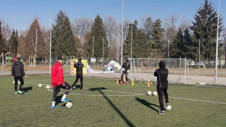 Caz unic în fotbalul românesc! Portar al echipei FC Brașov, fost jucător al Stelei, intrat în dizgrația șefilor, e pregătit de patru antrenori!