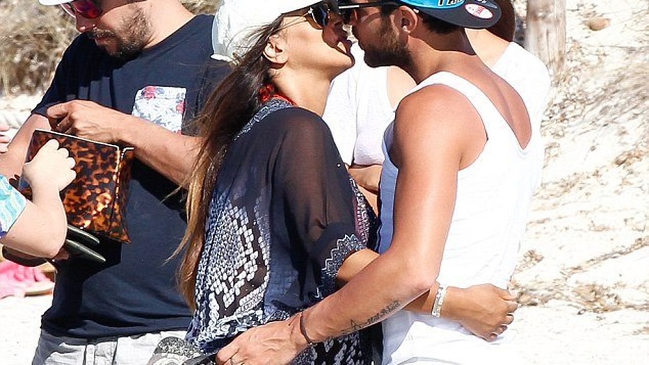 Fabregas, surprins în vacanță alături de iubita cu 12 ani mai în vârstă. Daniella e însărcinată din nou 