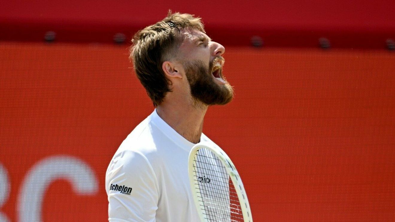 Și-a vărsat nervii! Scene șocante la Wimbledon: a rupt racheta după ce și-a lovit genunchiul de trei ori cu ea!