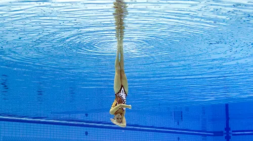 IMAGINEA ZILEI | Sportul în care bărbații au interzis: înot sincron – o combinație de gimnastică și balet în apă