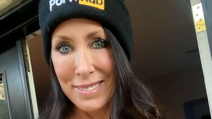 O femeie care se simțea ca o pasăre în colivie fuge de mediul religios strict pentru a fi star porno