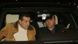 Becali: "Voi accepta să joc în Europa, dacă va retrograda Craiova!"** Mititelu: "Ce treabă ai să evoluezi acolo dacă n-ai învins pe teren?"