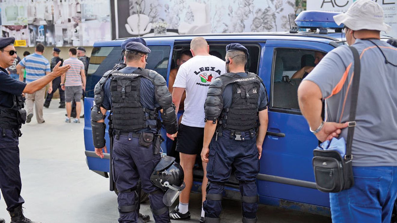 Liniște pe străzi, leșii și-au văzut de bere! Furioșii ultrași polonezi au fost controlați eficient de forțele de ordine
