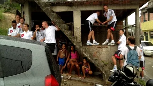 Clipe emoționante trăite de olandezi în Brazilia:** „Am crezut că o să dăm numai peste crime!” FOTO Ajax a vizitat favelele din Rio. Cum au reacționat batavii