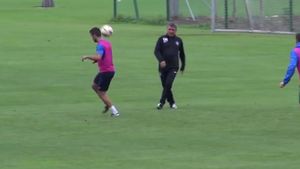 Hagi, la fel ca-n vremurile bune! Cum i-a lăsat fără replică pe jucătorii săi la antrenamentele Viitorului | VIDEO