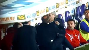 SCENE RARE în Serie A!** VIDEO INCREDIBIL - Delio Rossi l-a luat la bătaie pe jucătorul care l-a forțat pe Mutu să plece de la Firenze! Fiorentina l-a dat afară pe tehnician!