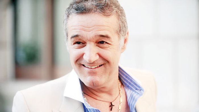 Gigi, show în vestiarul Stelei!** I-a strâns pe jucători în jurul său și s-a apucat de treabă: "Levi, Tănase, Iliev, tată...!" :)