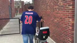 VIDEO | "Tată! Tată! Unde pleci?". George Ogăraru a pus la cale un scenariu inedit pentru a promova derby-ul cu Academia Rapid. Fostul fundaș din Ghencea, gata să plece pe bicicletă spre București ca să ajungă la meci