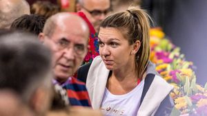 Simona Halep, băgată în corzi de cine se aștepta mai puțin! Un elev din București i-a adresat o întrebare delicată sportivei: „Scrie 'România' în dreptul meu!" VIDEO